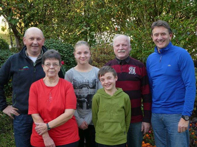 Dieter und Christine Clauß mit ihren Enkeln Linus und Emily bei der Ehrung für 10 Jahre urlauben im Gästehaus Weber. Tourismuschef Stephan Frisch und Thomas Weber an ihrer Seite.
